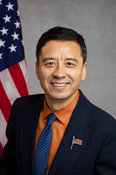 Photo of Dr. Larry He